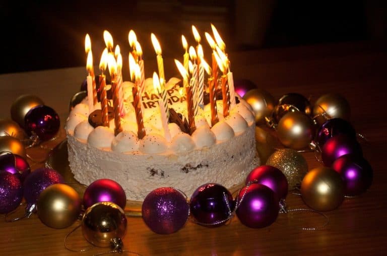 נרות על עוגת יום הולדת