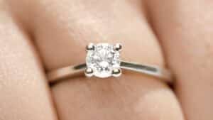 איך משבצים יהלומים בטבעת?